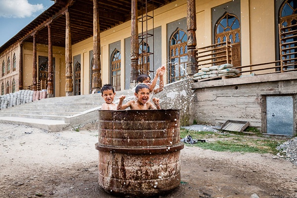 Tadjiquistão http://500px.com/photo/30920785/tajik-children-playing-in-drum-of-water-outside-mosque-by-damon-lynch (Damon Lynch)