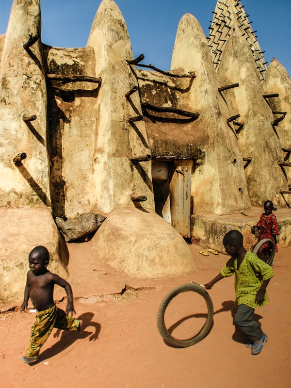 Burkina Faso http://500px.com/photo/18314703/playing-around-the-mosque-by-%C3%92scar-tard%C3%ADo (Òscar Tardío)