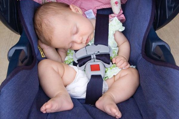 Bebê dormindo com o corpo inclinado pra frente, com risco de asfixia postural