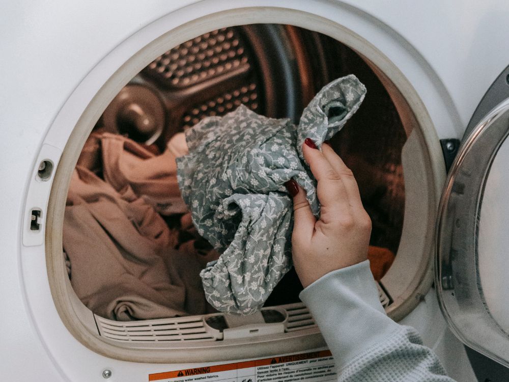 Mãe lavando as peças de roupa dos bebês.