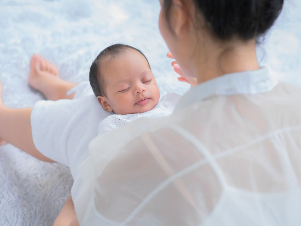 O que fazer quando o bebê dorme no peito?